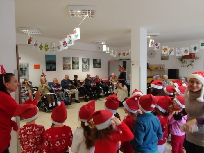 Andora, i bimbi delle primarie in visita alla Residenza Protetta Val Merula per gli auguri di Natale agli anziani Andora, i bimbi delle primarie in visita alla Residenza Protetta Val Merula per gli auguri di Natale agli anziani