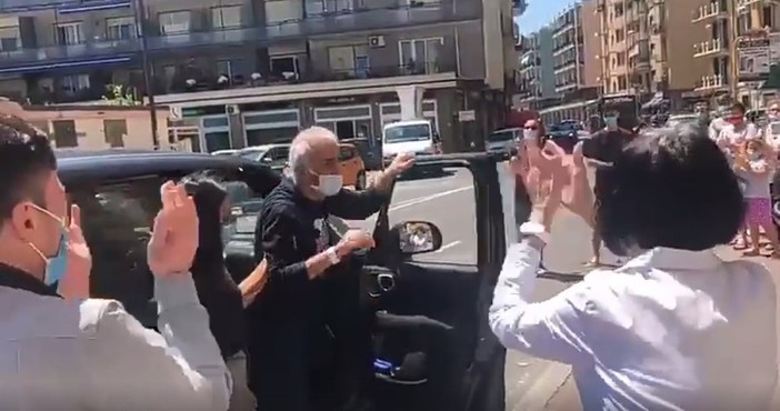 Ritorno a casa tra amici e parenti per il radiologo savonese Salvatore Barranca dopo aver sconfitto il Covid-19 Ritorno a casa tra amici e parenti per il radiologo savonese Salvatore Barranca dopo aver sconfitto il Covid-19
