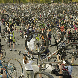 Un fazzoletto bianco contro il terrorismo: domenica pedalata di solidarietà da Savona a Ventimiglia Un fazzoletto bianco contro il terrorismo: domenica pedalata di solidarietà da Savona a Ventimiglia