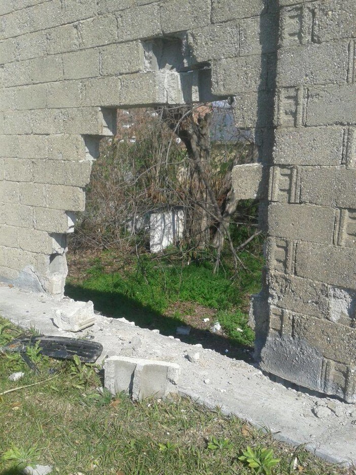 Buco nel muro dell'ex caserma Turinetto di Albenga, preoccupazione tra i cittadini per l'accesso di malviventi