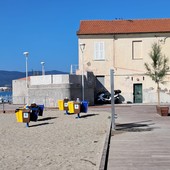 Savona, cestini della spazzatura in spiaggia e bidoni condominiali in vie che si allagano: due interpellanze dell'opposizione