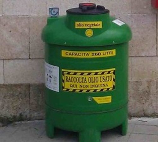 Savona, gettato olio non vegetale nel bidone dedicato: sospeso il punto di raccolta di piazza del Popolo