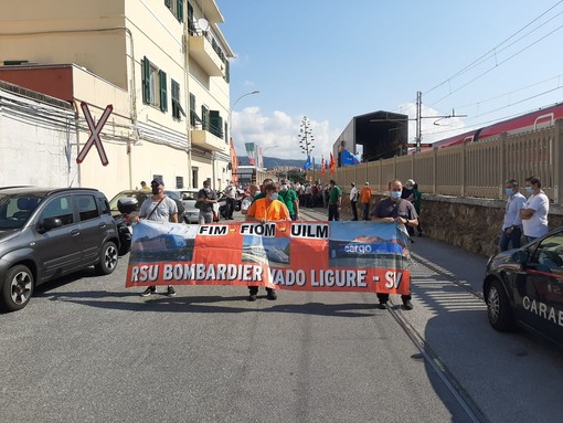 Vado, i lavoratori Bombardier scendono in strada. Sindaco Giuliano: "Il Governo qua è assente"