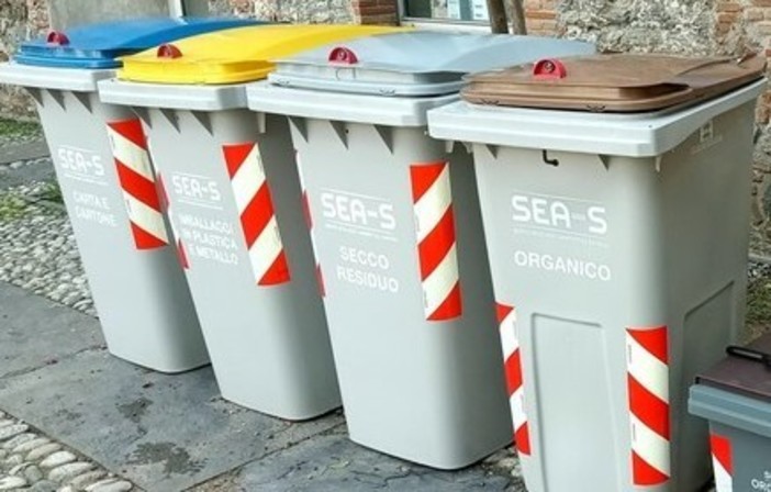 Savona, scomparse le catene che bloccano i cassonetti in via Molinero, furto o atto vandalico? Savona, scomparse le catene che bloccano i cassonetti in via Molinero, furto o atto vandalico?