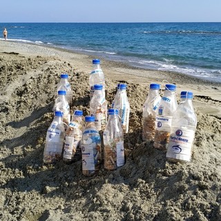 Fine stagione per le bottiglie-portacenere sulle spiagge di Albissola Marina