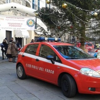 Albenga, la Befana scende dalle Torri con i vigili del fuoco