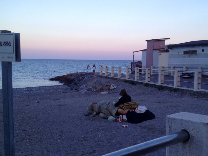 Albenga, solitudine e difficoltà economiche. L'assessore Vespo: "Ciò che manca è il lavoro. Noi cerchiamo di rispondere a tutti"