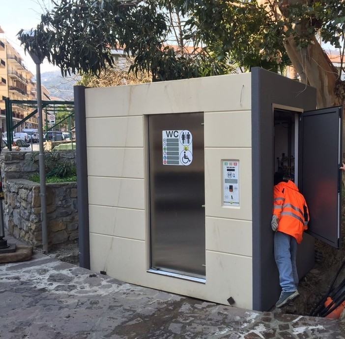 Andora, a breve l’apertura del bagno pubblico autopulente di piazza Santa Maria