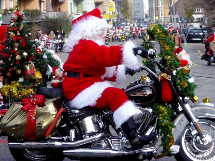 Babbo Natale arriva in sella ad un harley per gli ospiti del rifugio animali di Cadibona