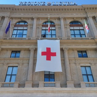 Il Palazzo di Regione Liguria espone la bandiera della Croce Rossa, resterà fino all’8 maggio