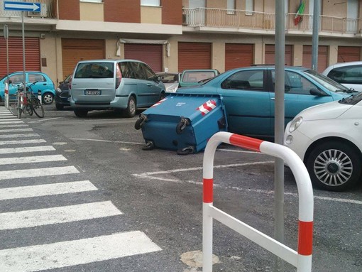 Bidoni della spazzatura che &quot;volano&quot; sulle macchine in Piazza Nenni ad Albenga. Il forte vento non da tregua