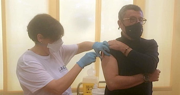 Covid, Brunetto (Lega): "Come medico vaccinatore volontario stamane ho ricevuto la prima dose, mi sento benissimo" Covid, Brunetto (Lega): "Come medico vaccinatore volontario stamane ho ricevuto la prima dose, mi sento benissimo"