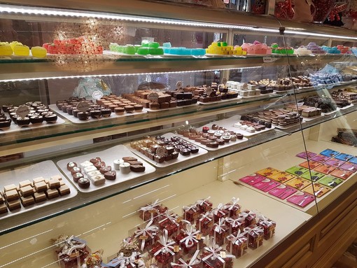 Da 114 anni ad Alassio i baci de "L'antico Caffè della Pasticceria Balzola" Da 114 anni ad Alassio i baci de "L'antico Caffè della Pasticceria Balzola"