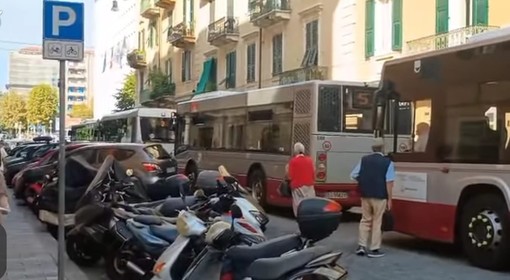 Savona, auto parcheggiate in doppia fila in via Sormano, sette bus di Tpl Linea bloccati e incolonnati nel traffico