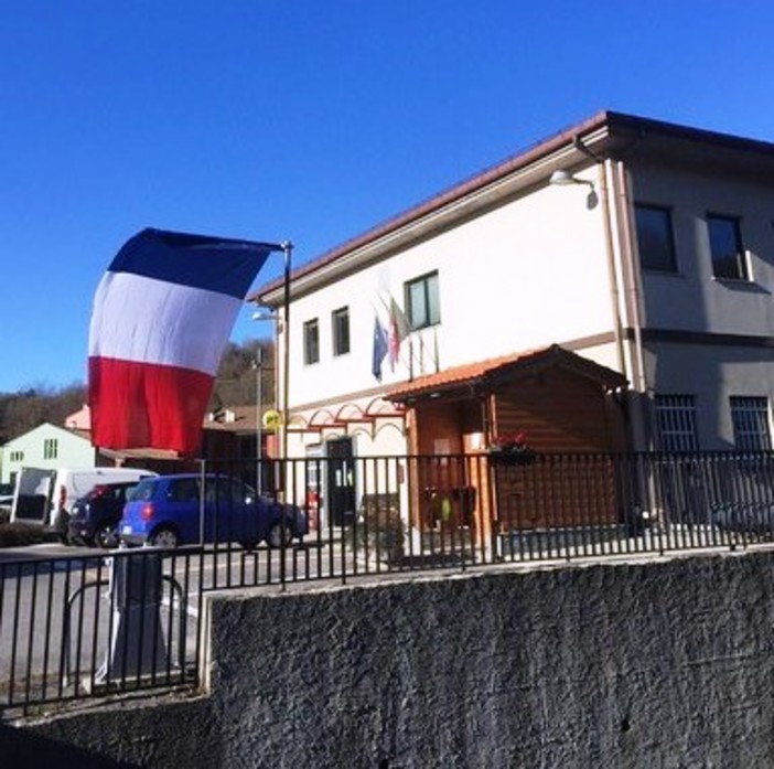 Attentati di Parigi, Roccavignale espone la bandiera francese: "Rivendicazione di libertà"