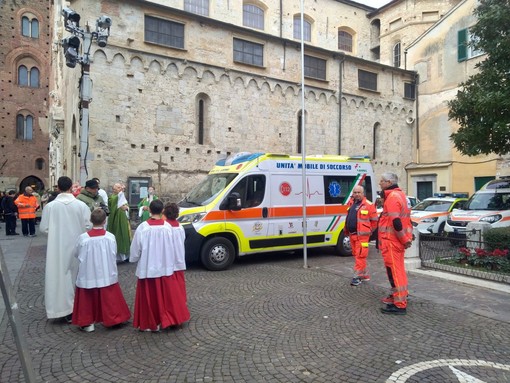 Albenga, si rinnova la tradizione della benedizione dei mezzi di soccorso della Croce Bianca (FOTO)
