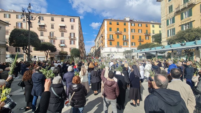 Domenica delle Palme, a Savona in Piazza Sisto la benedizione del Vescovo (FOTO) Domenica delle Palme, a Savona in Piazza Sisto la benedizione del Vescovo (FOTO)