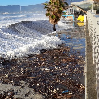 Savona, la mareggiata non risparmia gli stabilimenti balneari nonostante le barriere di sabbia (FOTO) Savona, la mareggiata non risparmia gli stabilimenti balneari nonostante le barriere di sabbia (FOTO)