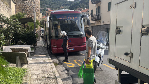 Finale, si rompe l'autobus Tpl Linea: disagi sulla linea tra Finalborgo e Calvisio Finale, si rompe l'autobus Tpl Linea: disagi sulla linea tra Finalborgo e Calvisio