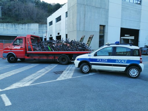 Savona, rimosse numerose biciclette abbandonate per le vie della città