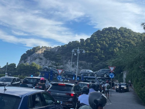 Bisarca incastrata nella rotonda, caos sulla via Aurelia a Bergeggi