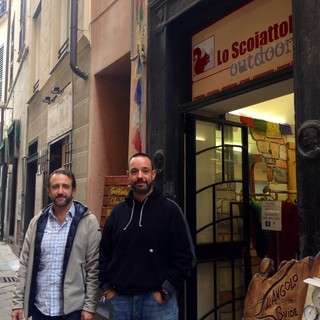 A destra Marco Briano titolare de "Lo Scoiattolo" e a sinistra Fabrizio Cupis, presidente Ascom Savona
