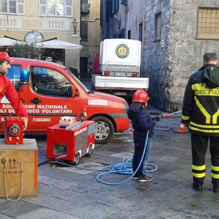 Albenga, torna la Befana dei Vigili del fuoco in piazza San Michele Albenga, torna la Befana dei Vigili del fuoco in piazza San Michele