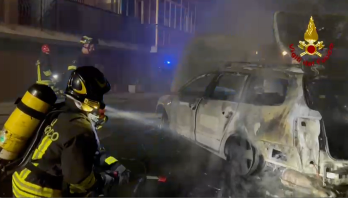 Borghetto, auto a fuoco in via Termini Imerese (VIDEO) Borghetto, auto a fuoco in via Termini Imerese (VIDEO)