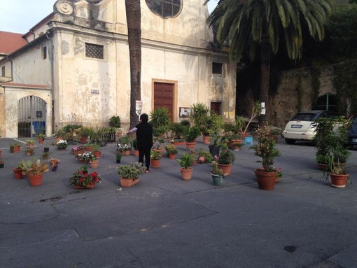 Bastia d'Albenga: anche in quarantena (dalle case) il tradizionale "Canto delle conchiglie" di Venerdì Santo