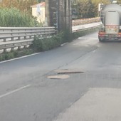 Slalom tra le buche sulla Superstrada Savona-Vado. Olivieri (Provincia): "Programmato un intervento in urgenza" Slalom tra le buche sulla Superstrada Savona-Vado. Olivieri (Provincia): "Programmato un intervento in urgenza"