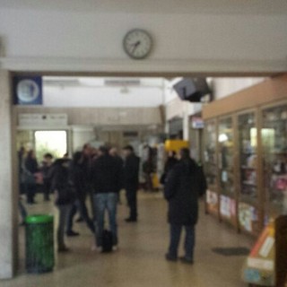 Biglietteria chiusa e treni in ritardo: proteste alla stazione di Albenga