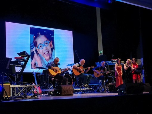 Al via alle prenotazioni per “Insieme per Benedetta”: una serata di comicità, musica e solidarietà al Teatro Moretti di Pietra Ligure