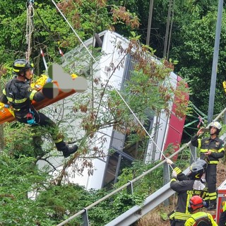 Savona, autobus precipita nel fiume in via Cimavalle: due feriti, l'autista in codice rosso (FOTO e VIDEO)