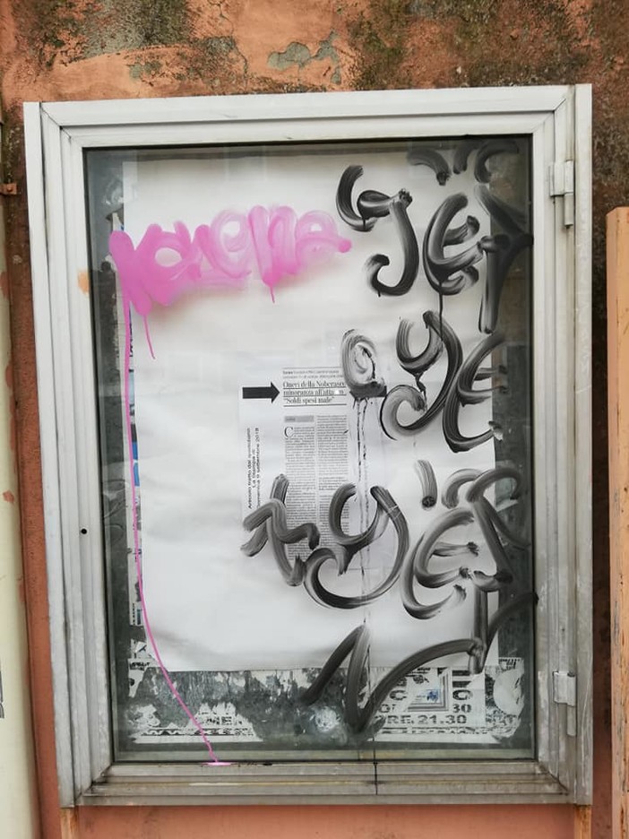 Carcare, vandalizzata la bacheca del Pd in via Castellani (FOTO)