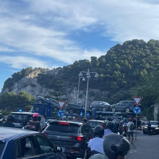 Bisarca incastrata nella rotonda, caos sulla via Aurelia a Bergeggi