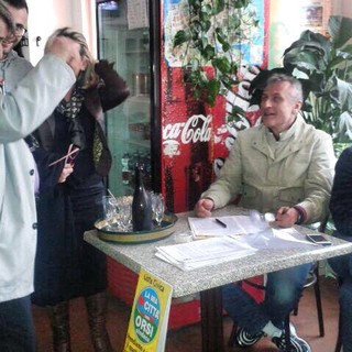 Da sx Carlo Baccino e seduto al tavolo Franco Orsi Da sx Carlo Baccino e seduto al tavolo Franco Orsi