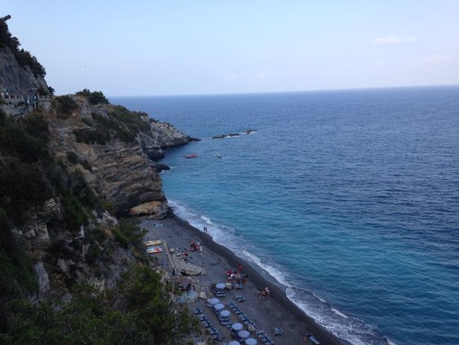Soccorso in spiaggia a Bergeggi, una persona è stata recuperata sugli scogli