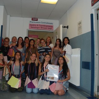 Savona, consegnate una decina di borse alle donne operate di tumore al seno