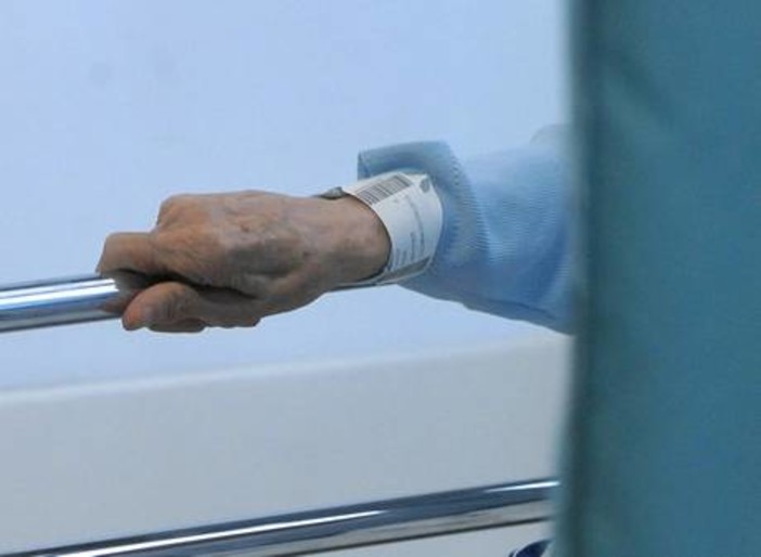 Anziani piagati e disidratati in ospizio