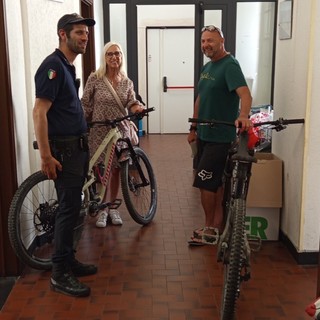 Rubano bici nel deposito di un hotel, ma la fuga si ferma in stazione: fermati in quattro a Finale Ligure
