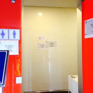 Savona, i bagni della stazione a pagamento: l'amara conseguenza di continui atti di vandalismo e maleducazione