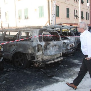 Finale: auto in fiamme nella notte, intervengono i pompieri