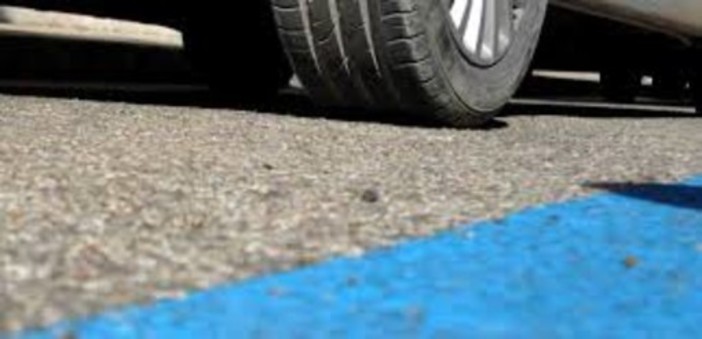 Parcheggi blu a Borghetto S. Spirito: tornano gli abbonamenti per i residenti