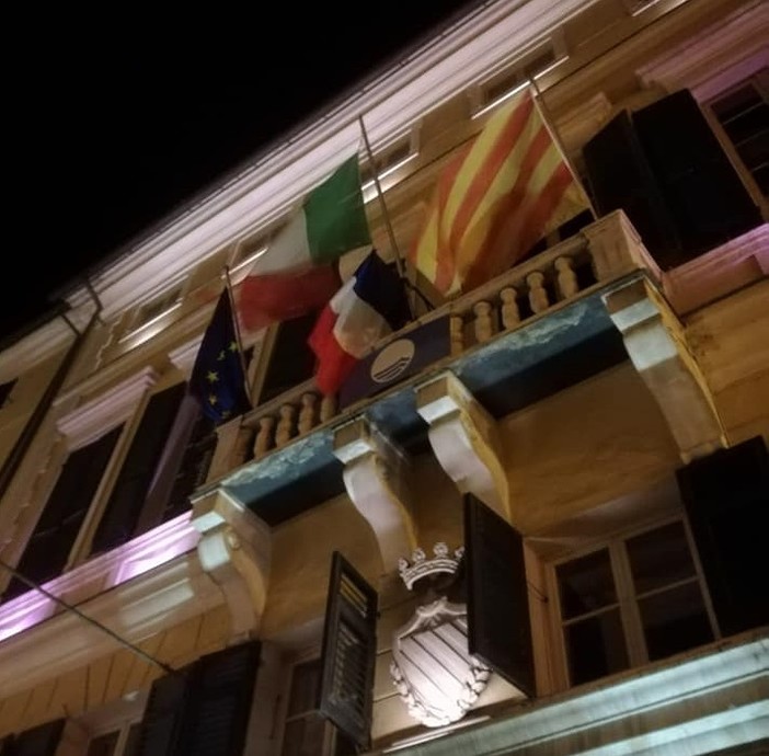 Bandiera francese esposta dal terrazzo del Palazzo comunale, la Lega attacca: "Grave mancanza di rispetto verso i cittadini di Finale Ligure"