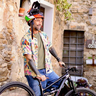 Andora, Vittorio Brumotti inaugura l’estate con lo show di Bike Freestyle in piazza Caduti di Nassiriya