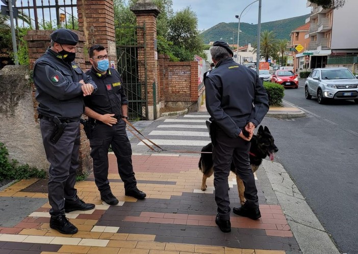 Loano, controlli antidroga della Guardia di Finanza all'esterno dell'Istituto Falcone: fermati due minorenni Loano, controlli antidroga della Guardia di Finanza all'esterno dell'Istituto Falcone: fermati due minorenni
