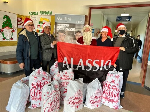 Dalla Baia del Sole al Gaslini: Babbo Natale del Milan Club Alassio consegna 13 sacchi di doni per i piccoli pazienti