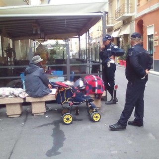 Loano: bivacchi in via Stella, intervento dei Vigili Urbani
