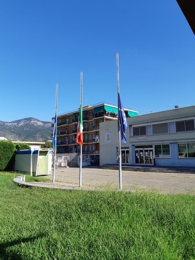 Le bandiere a mezz'asta davanti al palazzo comunale di Borghetto Santo Spirito