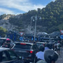 Bisarca incastrata nella rotonda, caos sulla via Aurelia a Bergeggi